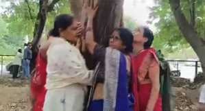 भोपाल में जोर पकड़ रहा पेड़ बचाओ अभियान, गुरुवार को भी प्रदर्शन